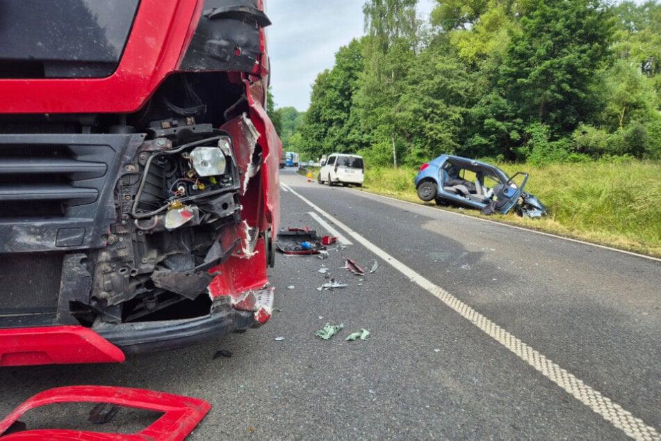 Beide Fahrzeuge wurden bei dem Unfall stark beschädigt.