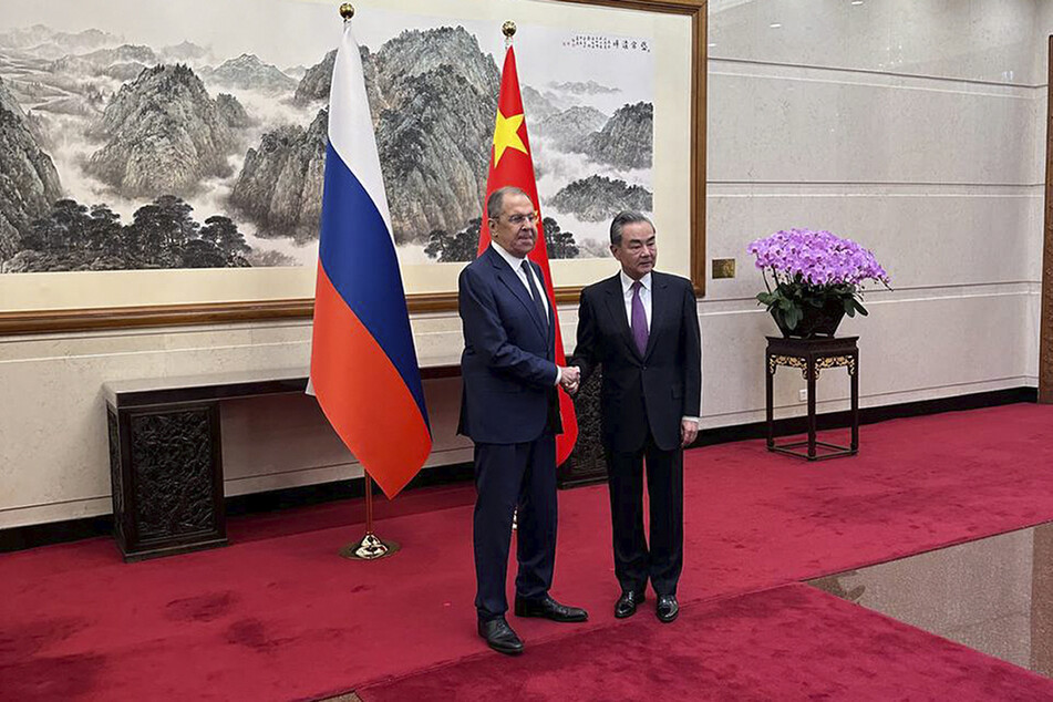 Der russische Außenminister, Sergej Lawrow (74,l), und der chinesische Außenminister, Wang Yi (70) während ihres Treffens in Peking.