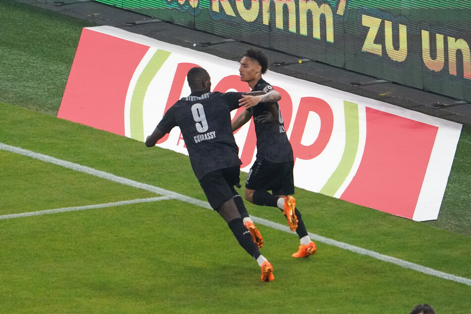 Grund zur Freude: Stuttgarts Serhou Guirassy (27, l.) und sein Landsmann Enzo Millot (20, r.) drehen nach einem Treffer in der Relegation jubelnd ab.