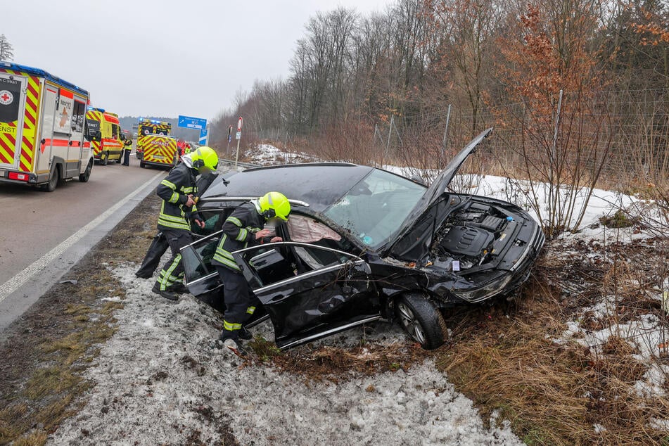 Heftiger Unfall auf der A4 bei Hohenstein-Ernstthal: Ein VW knallte mit einem Auto zusammen und wurde von der Autobahn geschleudert.