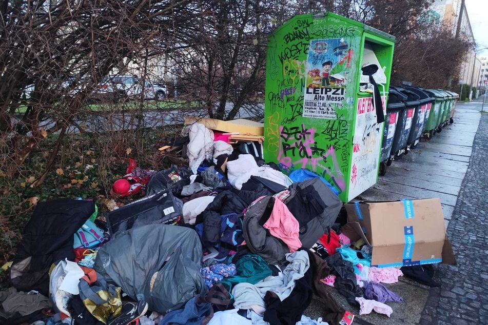 Die Menschen legen inzwischen nicht nur Textilien, sondern auch Hausrat wie Matratzen, Koffer und Verpackungen ab.
