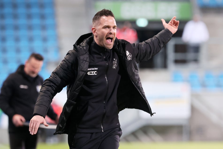CFC-Trainer Benjamin Duda (37) ging nach der Niederlage beim Halleschen FC mit seiner Mannschaft hart ins Gericht.