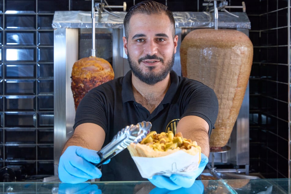 Extrem gefragt: Bei Mitarbeiter Adnan Schdid (26) geht ein Chili Cheese Döner nach dem anderen über den Tresen.