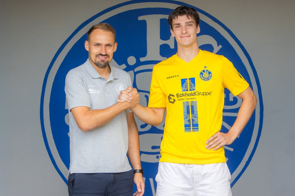 Sportchef Toni Wachsmuth (38, l.) freut sich, dass er noch einen weiteren Abwehrmann mit Pepe Böhm (19) gefunden hat.