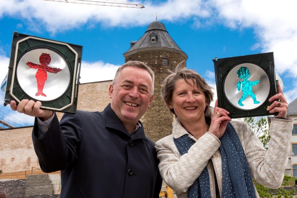 2018 wurden Vater und Sohn als Ampelmännchen in Plauen installiert. Der damalige OB Ralf Oberdorfer und Kunsthistorikerin Elke Schulze (51) zeigen die Schablonen.
