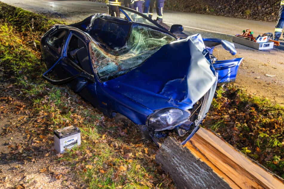 Der Baum lag quer über dem Autodach.