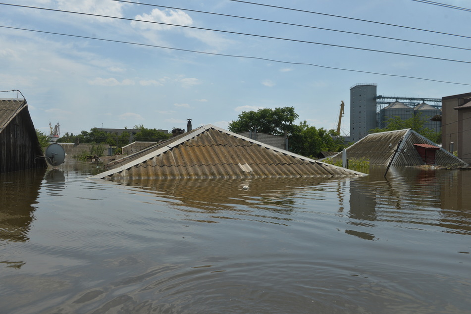 Cherson: Ein überschwemmtes Gebiet. Der Stausee des Dnipro im Süden der Ukraine hat nach der Zerstörung des Kachowka-Staudamms laut Behördenangaben inzwischen mehr als ein Drittel des im Frühjahr angesammelten Hochwassers verloren.