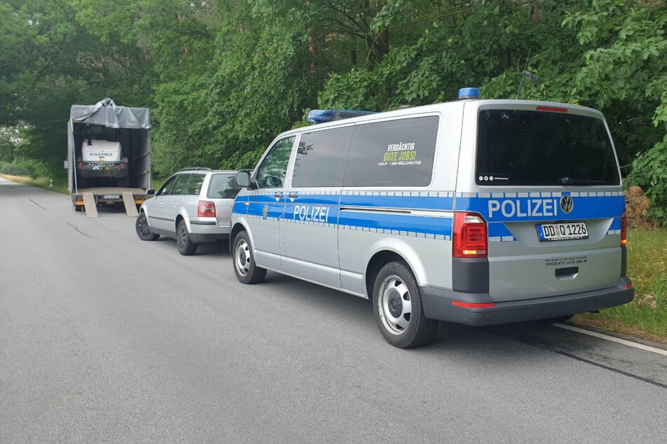Neben dem Lkw stoppten die Beamten einen silbergrauen VW, der sich in der Nähe aufhielt.