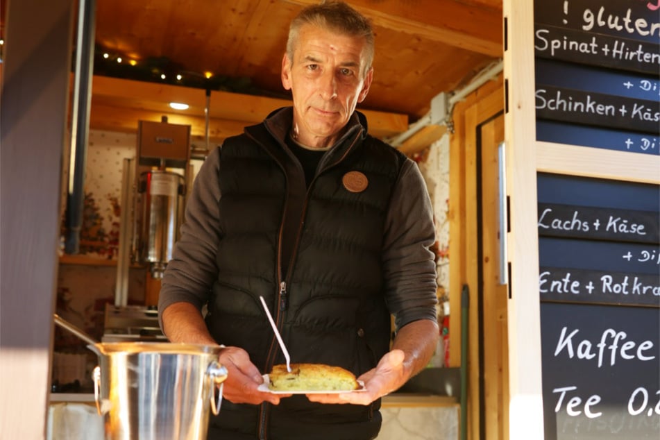 Der Kloßteigrollen-Stand auf dem Augustusplatz ist zum ersten Mal in Leipzig. Die Inhaberin und die Mitarbeiter sind zufrieden, denn ihre Produkte werden gut angenommen und bekommen positives Feedback von den Besucherinnen und Besuchern.
