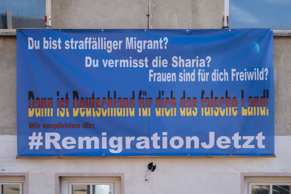 Das Plakat richtet sich gegen Migranten und fordert die Rückführung kulturfremder Menschen in ihre Herkunfstländer (Remigration).