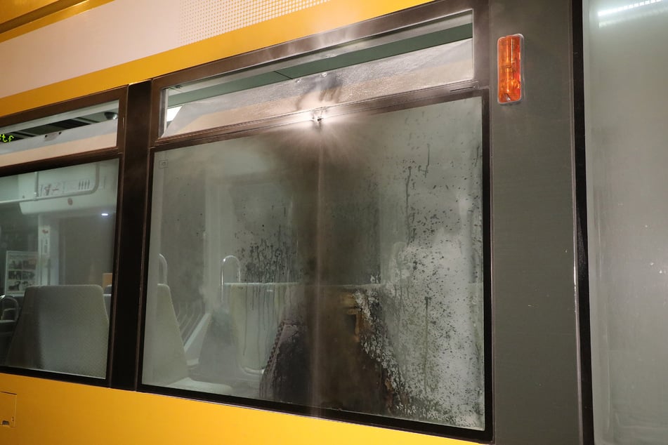 Nach der Feuer-Attacke wurden auch die Fenster in Mitleidenschaft gezogen.