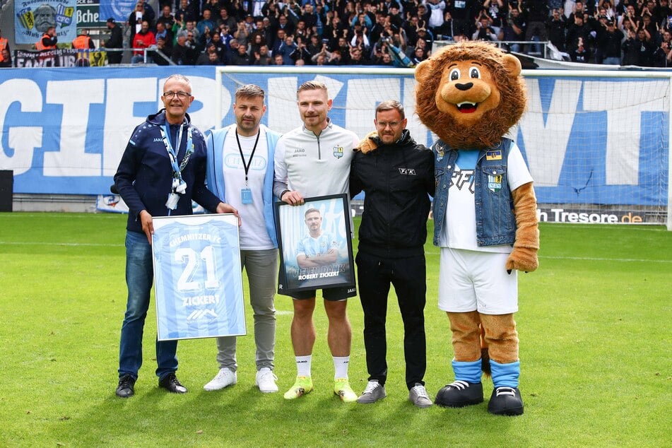 Robert Zickert (M.) wurde von Fans und dem Trainerteam feierlich verabschiedet.