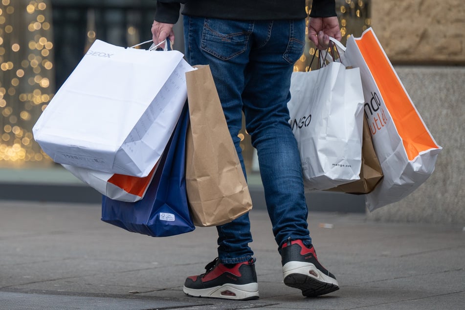 Die gestiegenen und als hoch empfundenen Preise, Kriege und wirtschaftliche Verunsicherung drücken weiterhin auf Stimmung und Kauflaune. (Symbolbild)