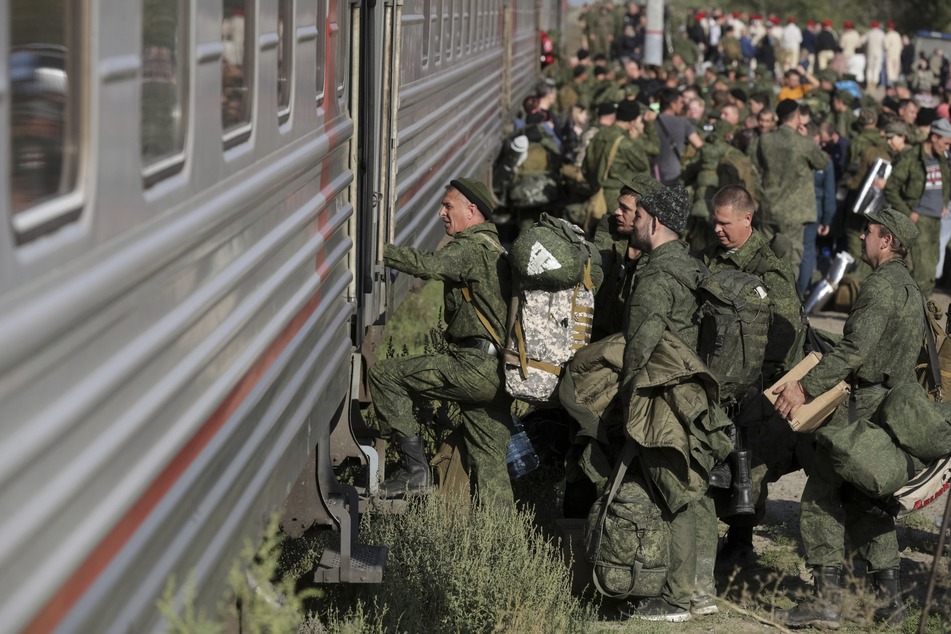 Russische Rekruten steigen in Prudboi auf einem Bahnhof in der russischen Region Wolgograd in einen Zug. Der russische Präsident Putin hat eine Woche nach dem Start der Teilmobilmachung für seinen Krieg gegen die Ukraine Fehler bei der Einberufung von Reservisten kritisiert.