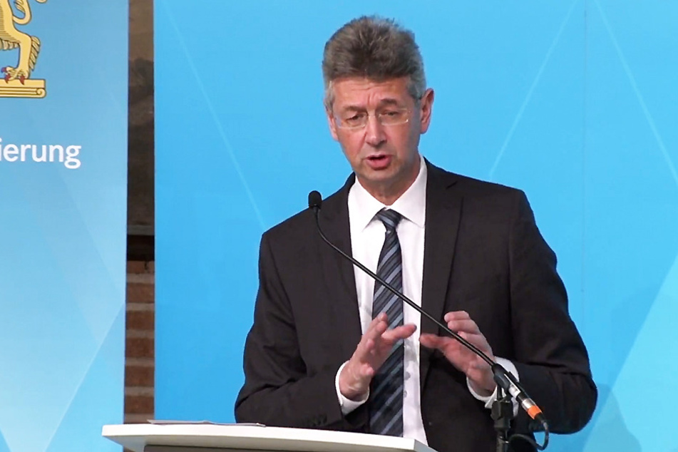 Bayerns Kultusminister Michael Piazolo (61, Freie Wähler) appelliert an die Bürger, weiter verantwortungsvoll zu bleiben.