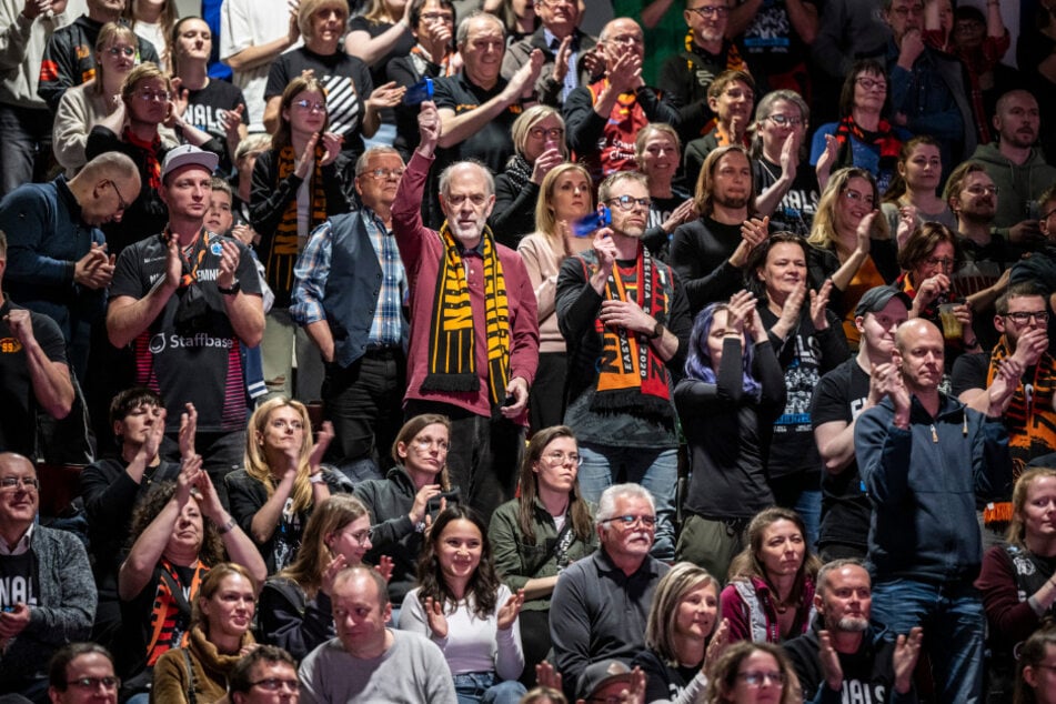 Ausverkauft: Zweitausend Fans drückten den Niners beim Public Viewing in der Messe Chemnitz die Daumen.