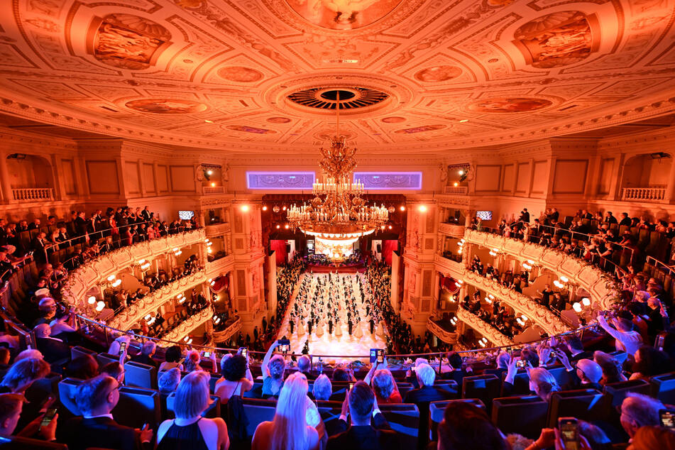 100 Debütantenpaare eröffneten 2024 den 16. Dresdner SemperOpernball.