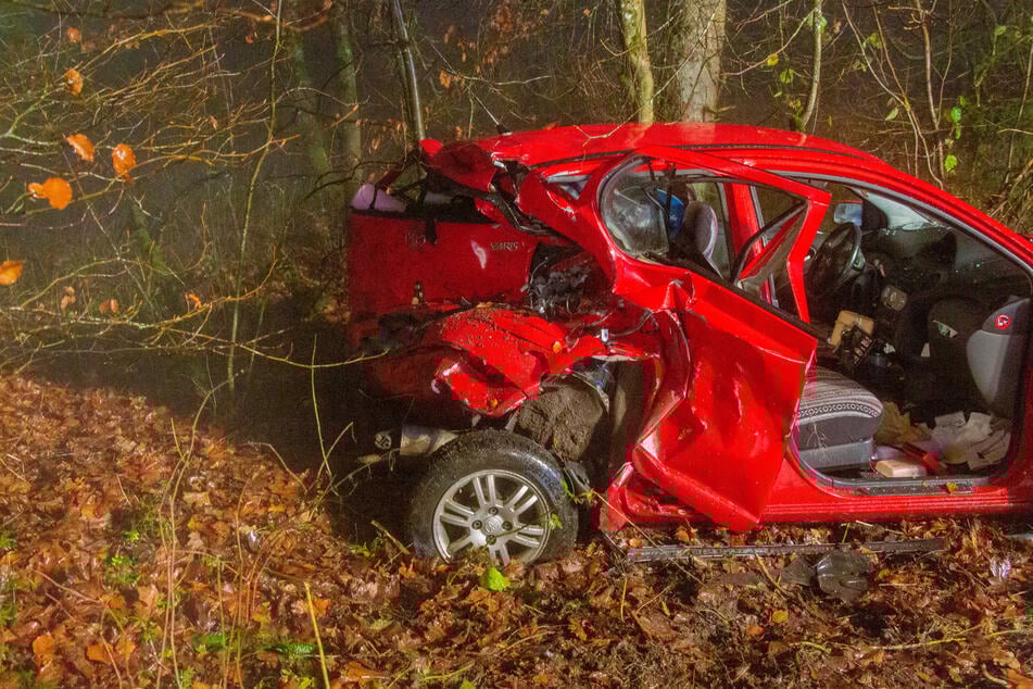 Bei einem Doppel-Unfall auf einer Landstraße bei Hilders wurde eine Frau (37) unter ihrem Auto eingeklemmt.