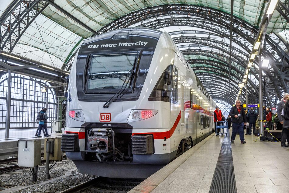 Ein IC-Zug steht im Dresdner Hauptbahnhof.