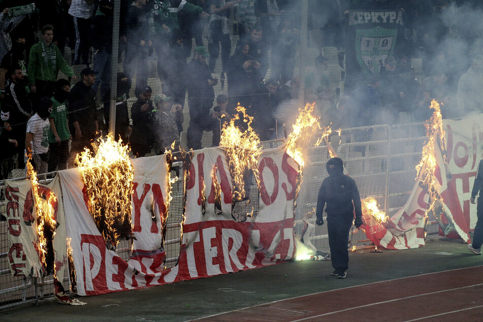 Schon seit Langem kommt es immer wieder zu Zwischenfällen zwischen Fans der griechischen Klubs Panathinaikos Athen und Olympiakos Piräus. (Archivbild)