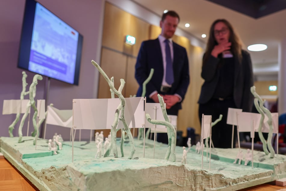 Das Denkmal der Politik - ein abstraktes Sammelsurium aus stählernen Bannern, Fahnen und Transparenten.
