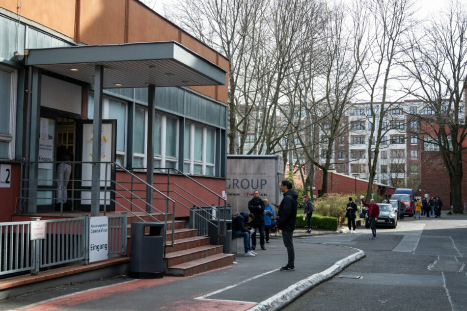 Menschen mit Atemschutzmasken warten um 11 Uhr vor der Abklärungsstelle für das Corona-Virus des Vivantes-Klinikums Prenzlauer Berg darauf, auf das Virus getestet zu werden.