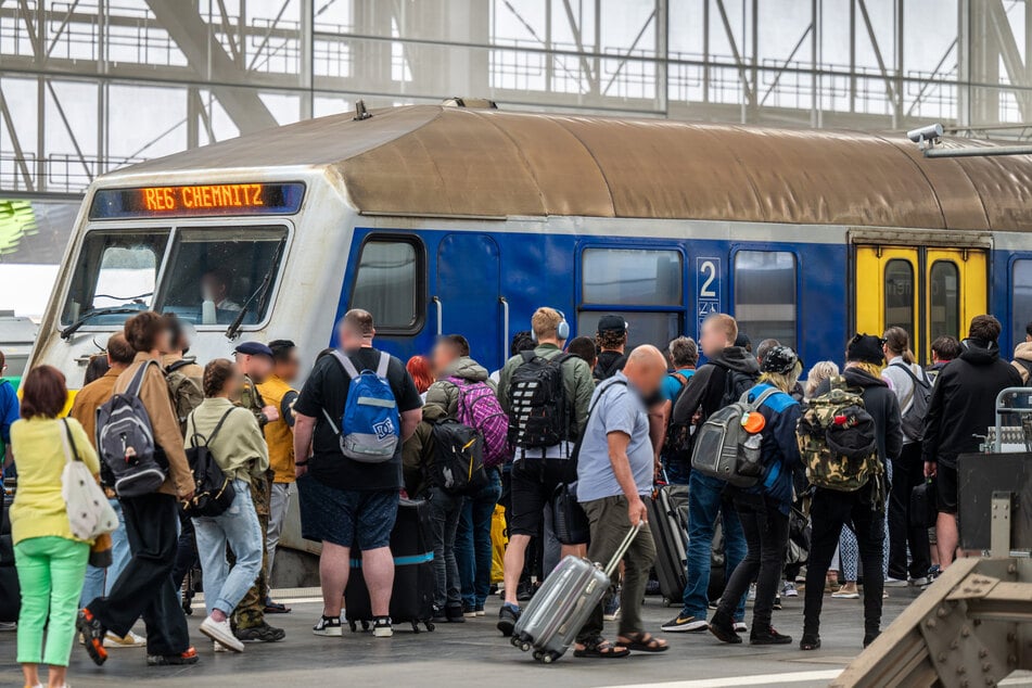 Die Strecke wird stark genutzt. Aktuell fahren die Züge stündlich - nach dem Ausbau sollen die Bahnen im Halbstundentakt fahren. (Archivbild)