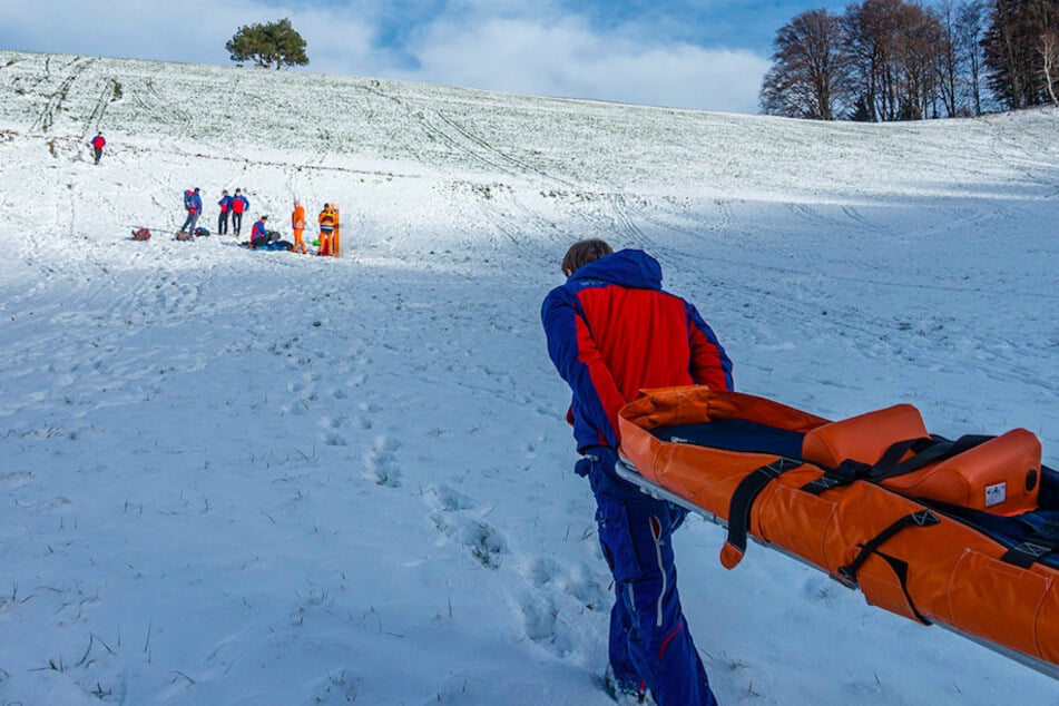 Bergretter versorgten den Jungen zunächst im Schnee.