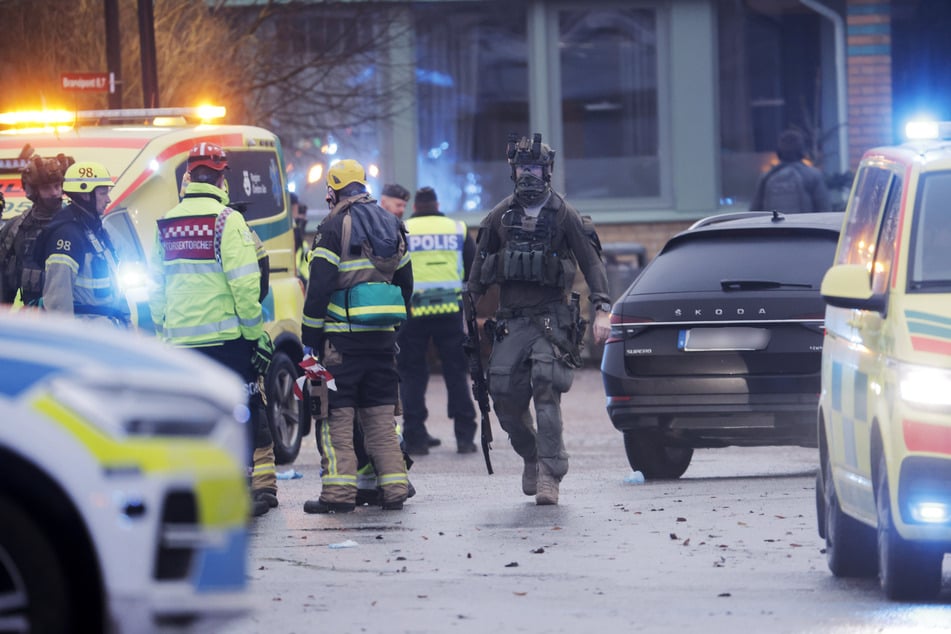 Die Ermittlungen zu den tödlichen Schüssen an einer Schule in Örebro, Schweden, sind weiterhin im Gange.