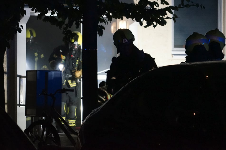 Leipzig: Verdacht auf Brandstiftung: Flammen lodern im Treppenhaus