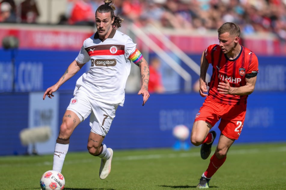 Kapitän Jackson Irvine (33, l.) und Co. müssen nicht nur selbst gewinnen, sondern auch auf den 1. FC Heidenheim schauen.