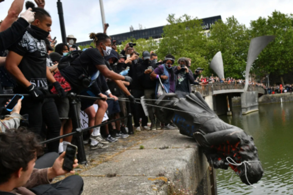 BlackLivesMatter-Demonstranten reißen Statue von Sklavenhändler nieder