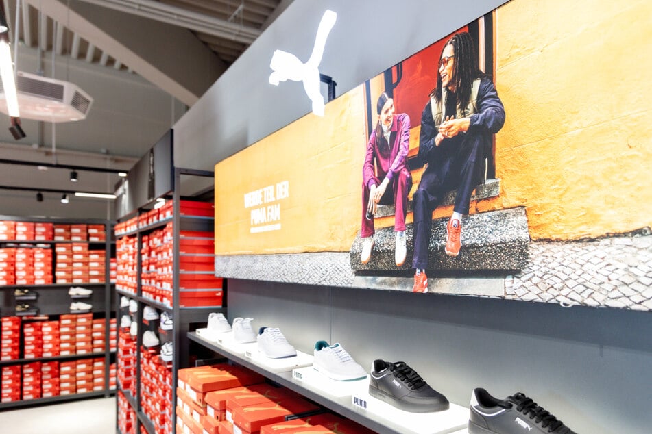 Der neueröffnete PUMA Store kleidet Euch von Kopf bis Fuß ein und bietet tolle Angebote auf Schuhe, Bekleidung, Caps und vieles mehr.