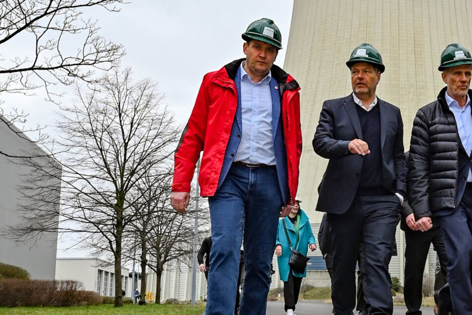 Habeck besucht Wasserstoffkraftwerk: Grüner Leuchtturm für die Lausitz