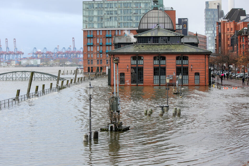 Der Hamburger Fischmarkt steht bei einer Sturmflut unter Wasser.