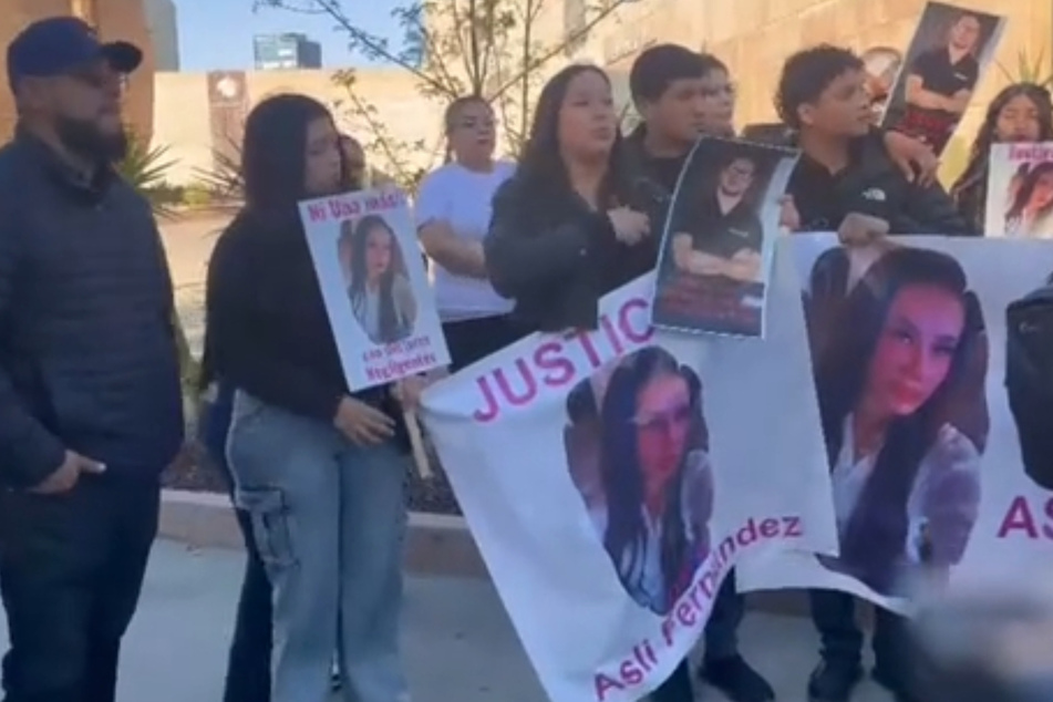 Familie, Freunde und Follower demonstrieren vor der Todesklinik in Tijuana (Mexiko).