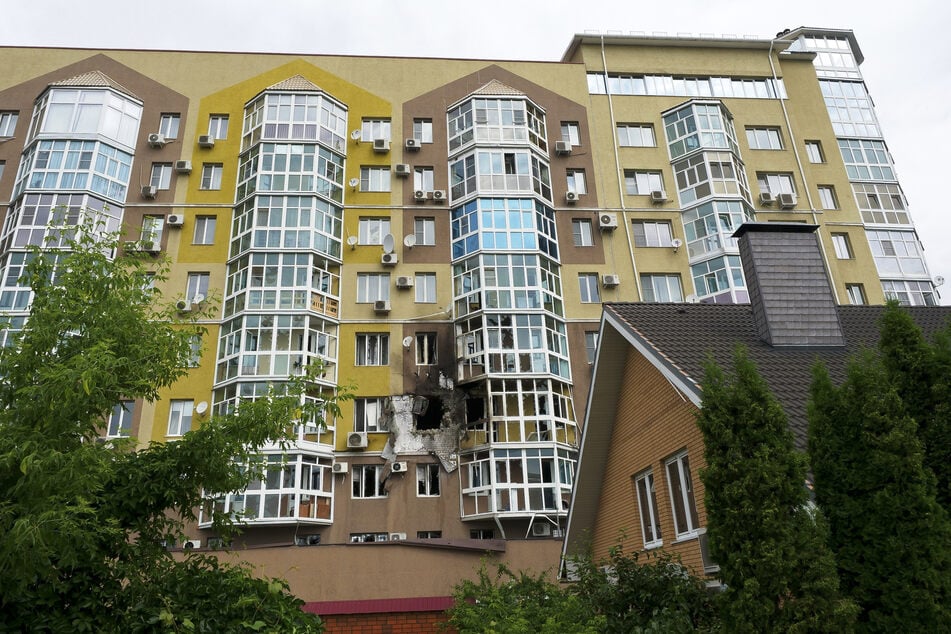 Zerbrochene Fenster und Brandspuren sind nach dem Einschlag einer Drohne an einem Wohnhaus zu sehen in russischer Stadt Woronesch. (Archivbild)