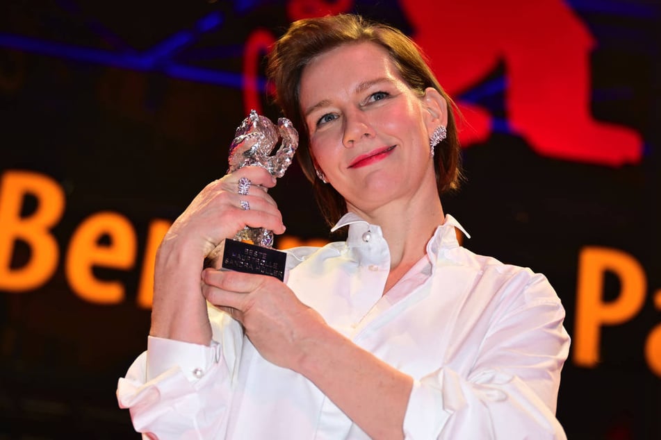 Sandra Hüller (47) ist bereits zum zweiten Mal mit dem Silbernen Bären als beste Schauspielerin ausgezeichnet worden.