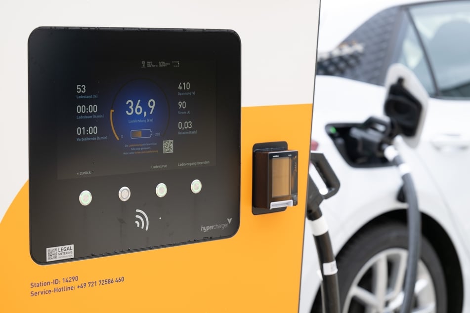 Wer einen Tarif bei einem Energieanbieter abschließt, erhält an den konzerneigenen Ladesäulen günstigere Strompreise.