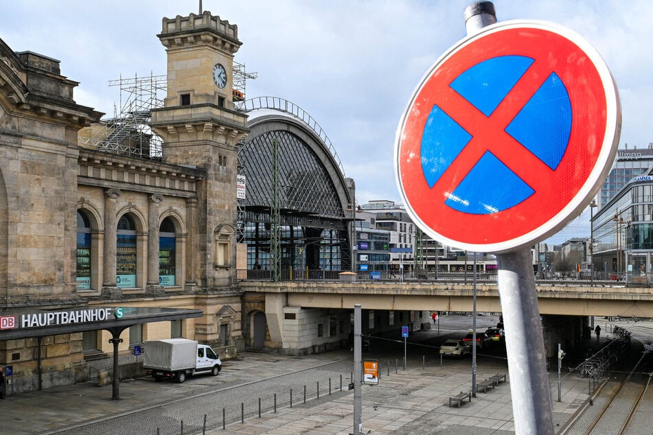 Am Dresdner Hauptbahnhof hat ein Mann ein Halteverbotsschild umgestellt und sich so mit der Polizei einen bösen Scherz erlaubt. (Archivbild)