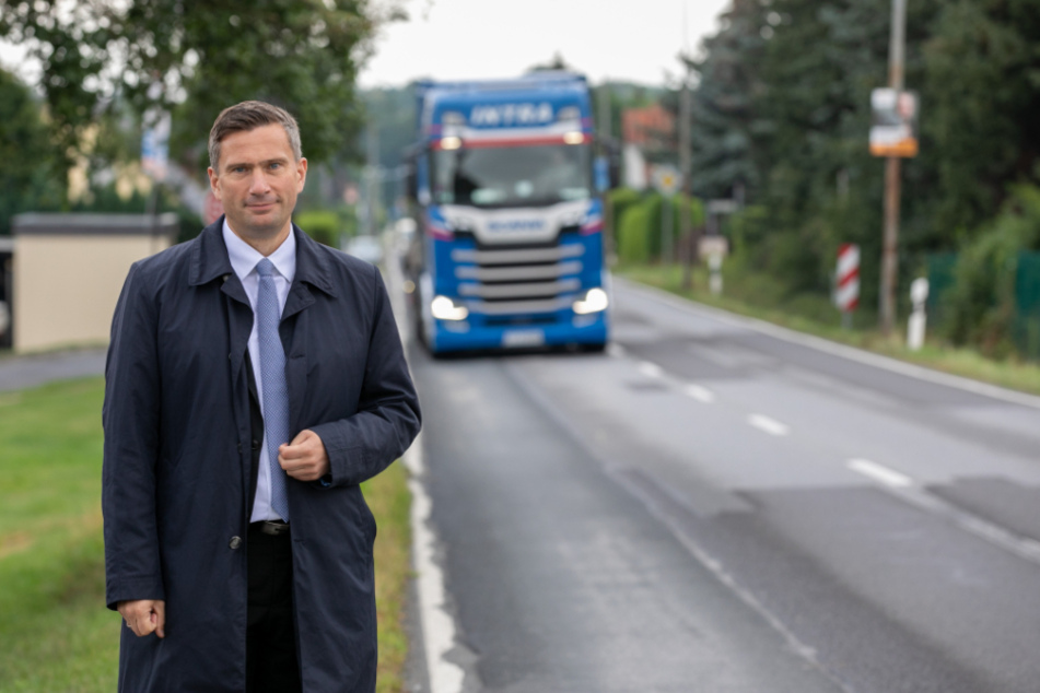 Ortstermin in Fischbach (Arnsdorf): Verkehrsminister Martin Dulig (46, SPD) besichtigte gestern die Staatsstraße 159, wo ein Radweg gebaut werden soll.