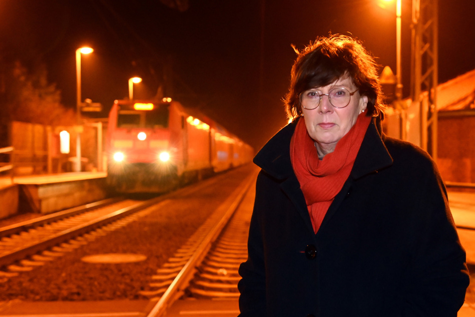 Schleswig-Holsteins Innenministerin Sabine Sütterlin-Waack (64, CDU) eilte kurz nach der Bluttat an den Bahnhof Brokstedt.