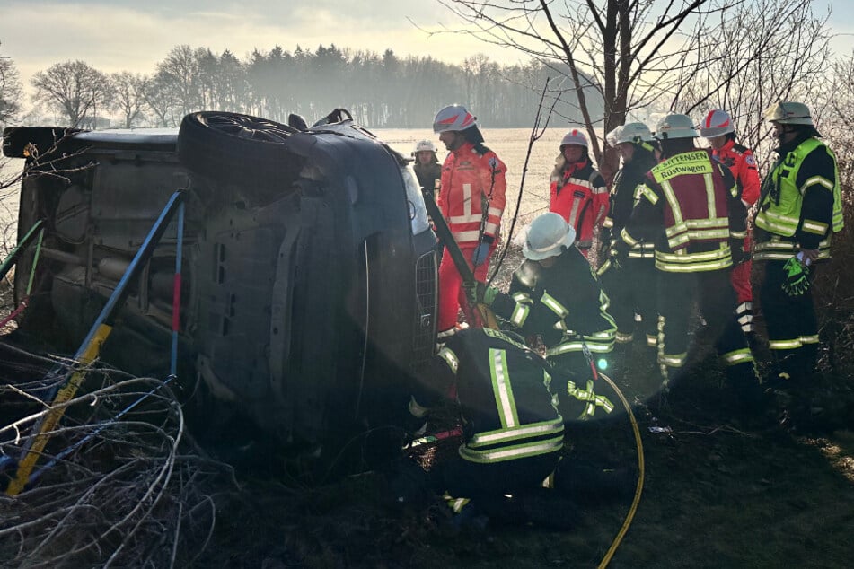 Die Feuerwehr musste am Sonntag eine Volvo-Fahrerin aus ihrem Wagen befreien, nachdem sie auf der A1 bei Sittensen verunglückt war.