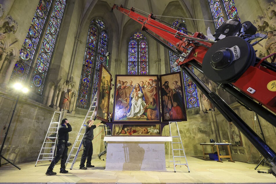 Ein Restauratoren-Team bei der Demontage des Cranach-Triegel-Altars vor seiner Abreise nach Rom.