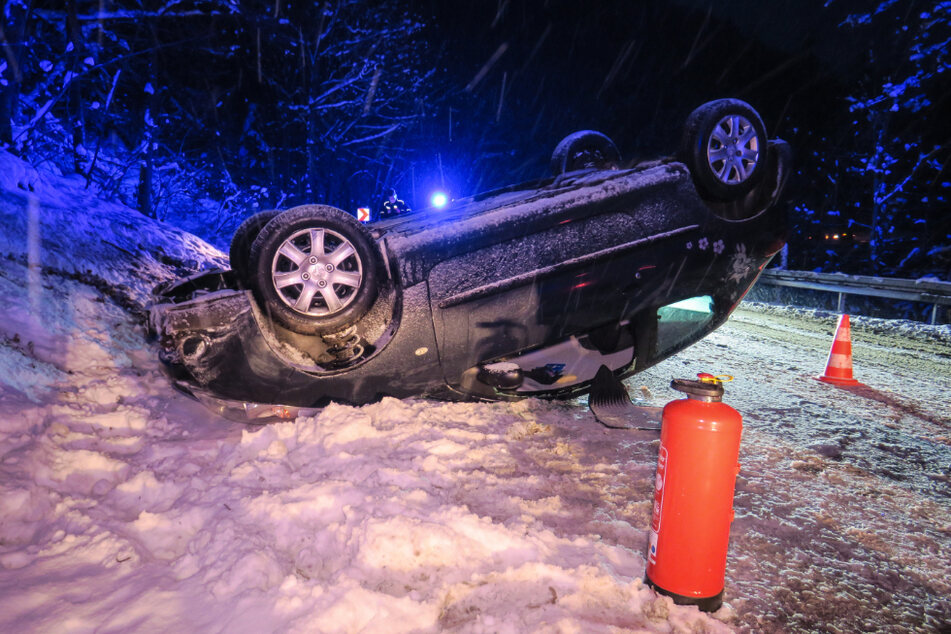 Die Fahrerin wurde nach dem Überschlag in ihrem Auto eingeklemmt.