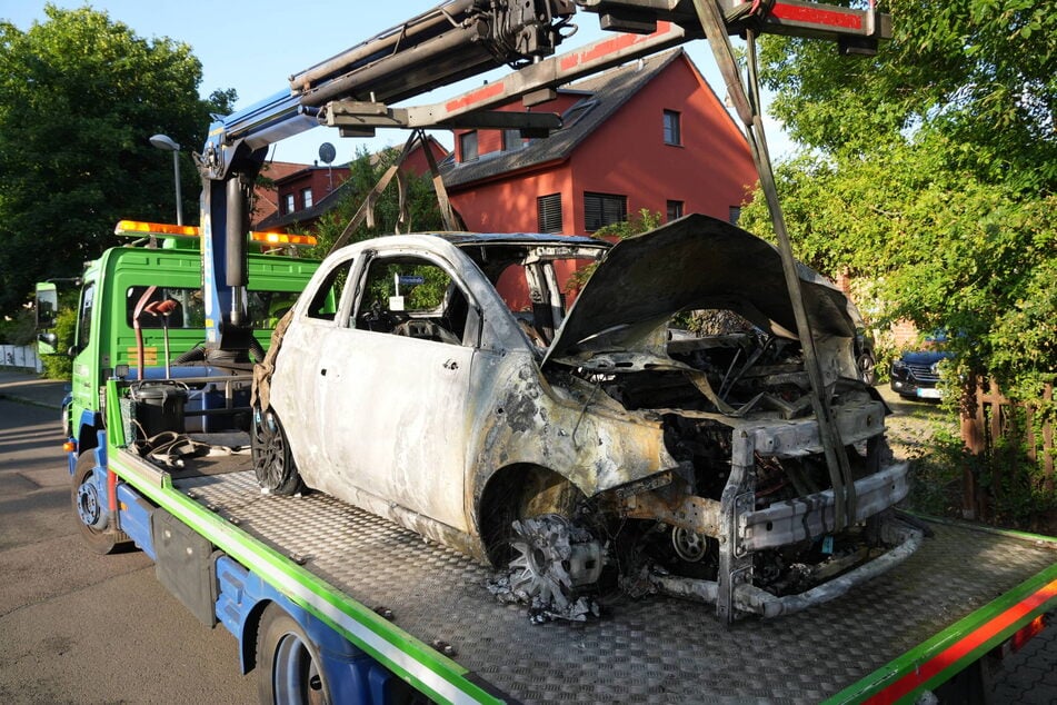 Es brannten noch mehr Fahrzeuge im Umkreis.