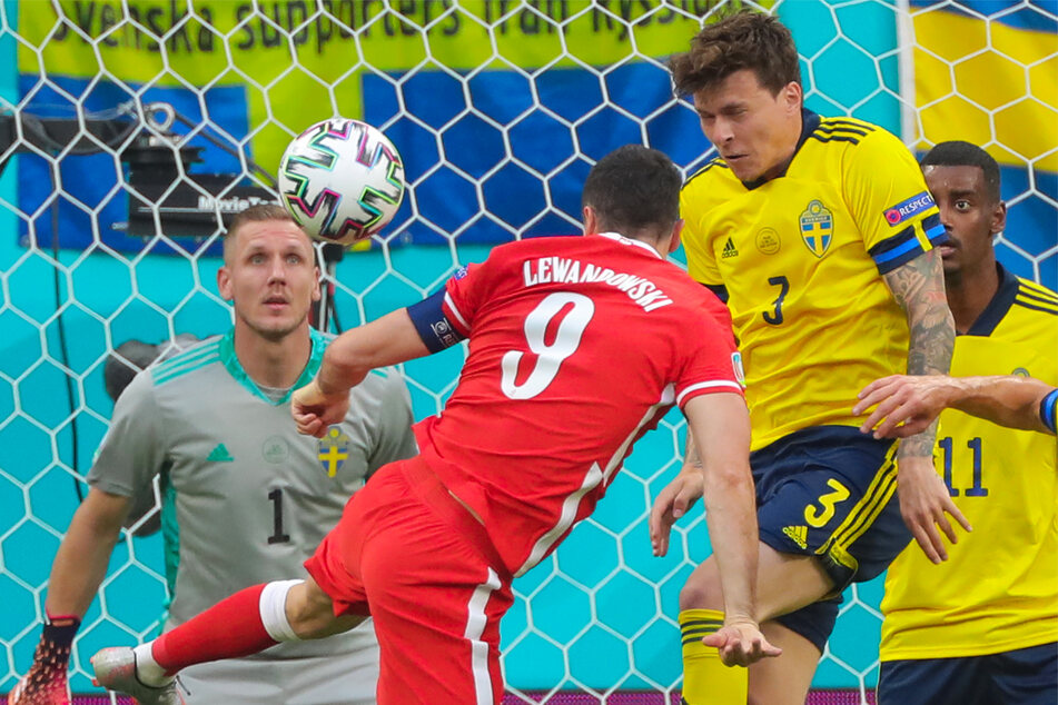 Doppelter Lattenkracher! Robert Lewandowski (2.v.l.) köpfte nach einer Ecke gleich zweimal nur ans Aluminium.