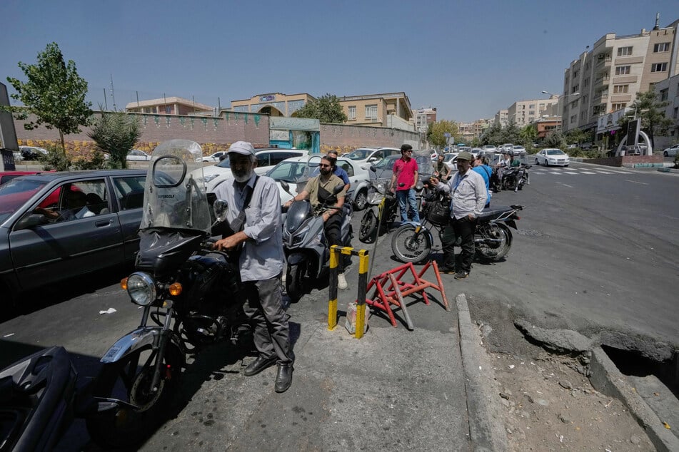 In der iranischen Hauptstadt Teheran warten die Menschen in langen Schlagen vor den Tankstellen.