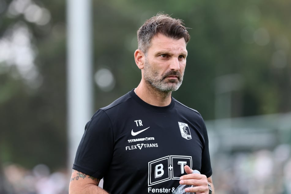 Chemie Leipzigs Trainer Adrian Alipour (46) kann mit dem Ligastart nicht zufrieden sein.