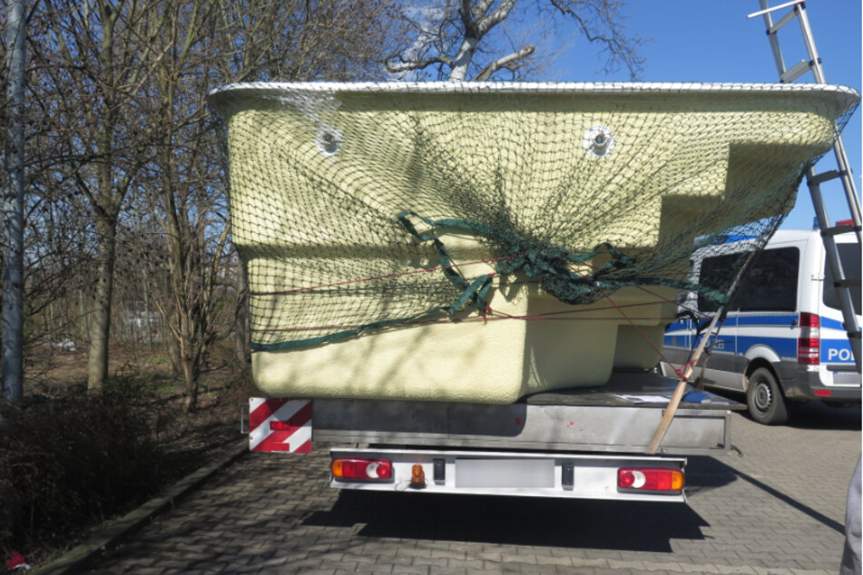 Das das Pool-Becken 20 Zentimeter zu breit war, durfte der Transporter nicht weiterfahren.